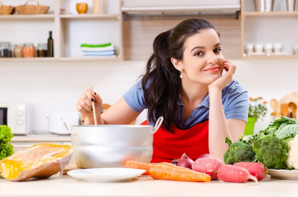 Young woman with vegetables in the kitchen — Stock Photo, Image