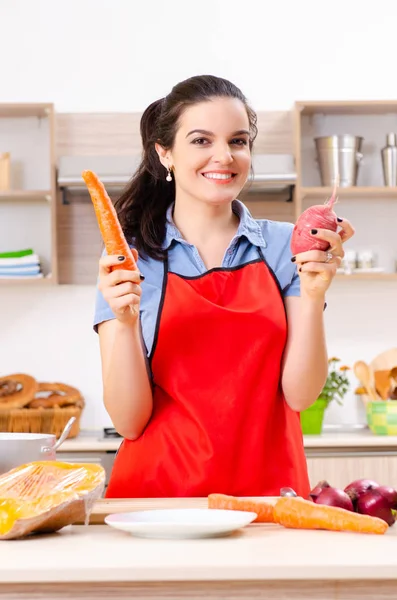 Young woman with vegetables in the kitchen — Stock Photo, Image