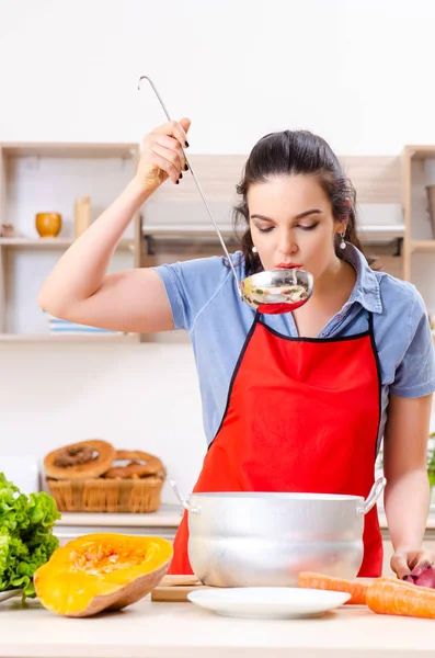 Mujer joven con verduras en la cocina — Foto de Stock