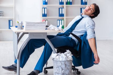 İşadamı bir sürü kağıtla yeni fikirleri reddediyor.