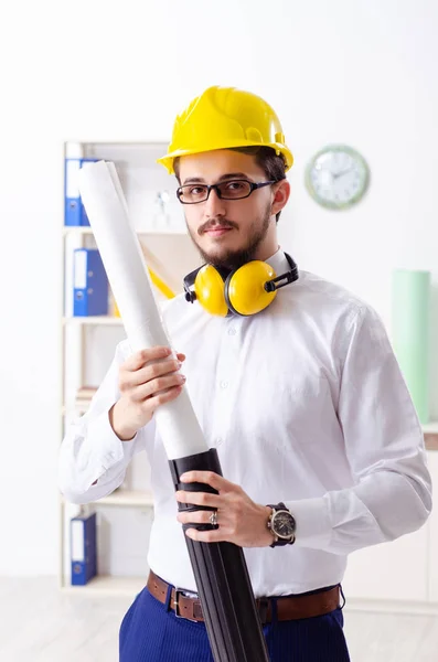 Junger männlicher Architekt arbeitet im Büro — Stockfoto