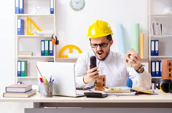 Junger männlicher Architekt arbeitet im Büro — Stockfoto