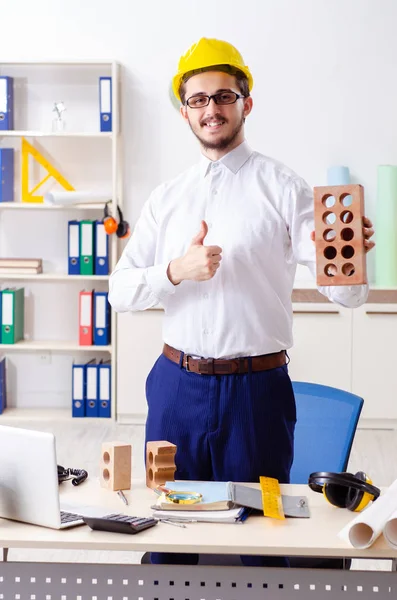 Jeune architecte masculin travaillant dans le bureau — Photo