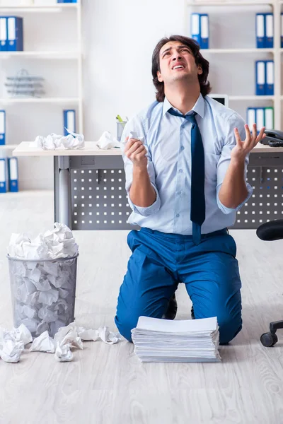 Empresário rejeitando novas ideias com muitos papéis — Fotografia de Stock