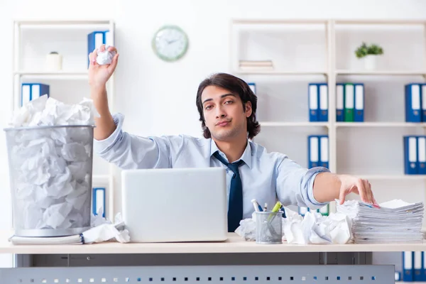 Geschäftsmann lehnt neue Ideen mit vielen Papieren ab — Stockfoto