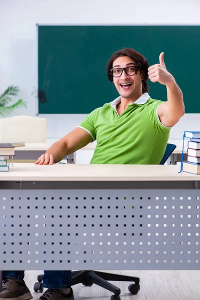 Junger männlicher Student vor grünem Brett — Stockfoto