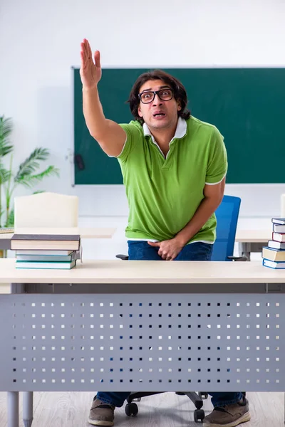 Male student suffering from urge in the classroom — Stock Photo, Image