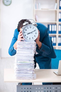 Genç bir erkek işçi aşırı işten memnun değil. 