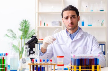 Laboratuvarda çalışan genç bir kimyager. 