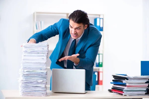 Junge männliche Mitarbeiter unzufrieden mit exzessiver Arbeit — Stockfoto