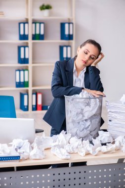 Birçok belgeyle yeni fikirleri reddeden iş kadını