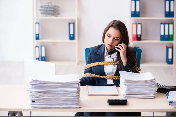 Junge schöne Angestellte mit Seil im Büro gefesselt — Stockfoto