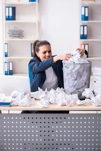 Empresária rejeitando novas ideias com muitos papéis — Fotografia de Stock