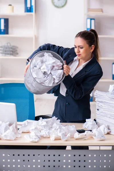 Zakenvrouw die nieuwe ideeën met veel papieren verwerpt — Stockfoto