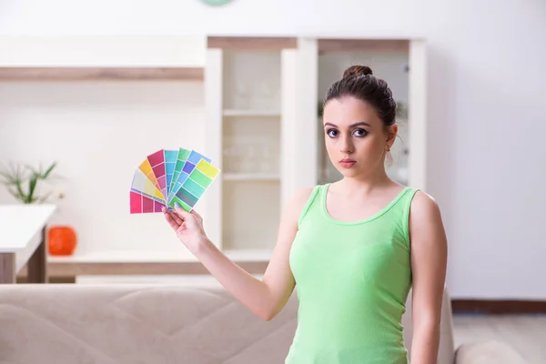 Giovane bella donna che fa la ristrutturazione a casa — Foto Stock