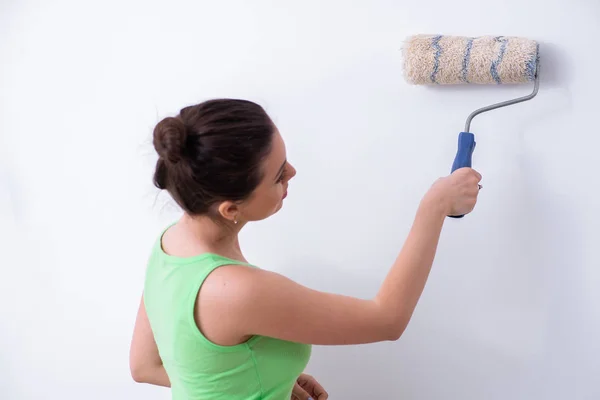 Young beautiful woman doing renovation at home — Stock Photo, Image