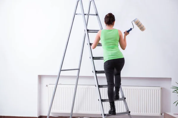 Ung vacker kvinna gör renovering hemma — Stockfoto