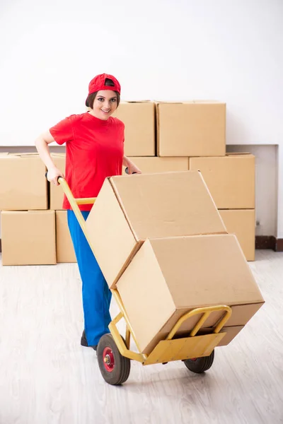 Joven mujer profesional mover haciendo casa reubicación — Foto de Stock