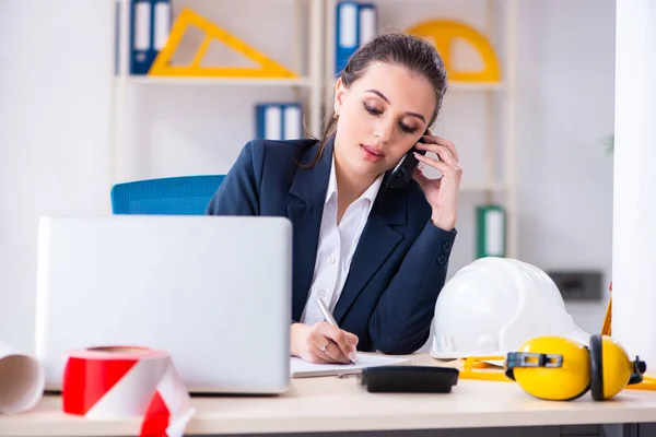 Jeune femme architecte travaillant dans le bureau — Photo