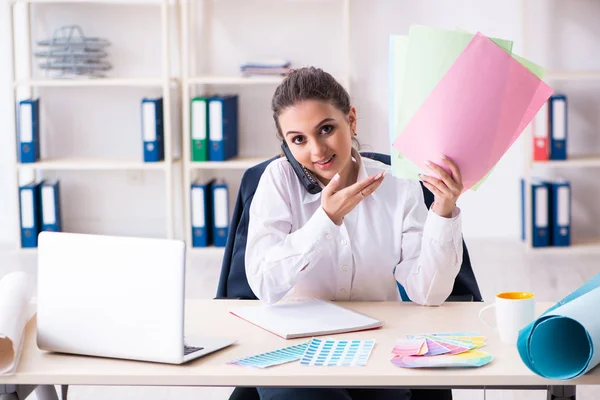 Mujer hermosa diseñadora trabajando en la oficina — Foto de Stock