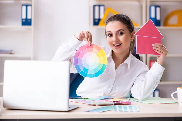 Mujer hermosa diseñadora trabajando en la oficina — Foto de Stock