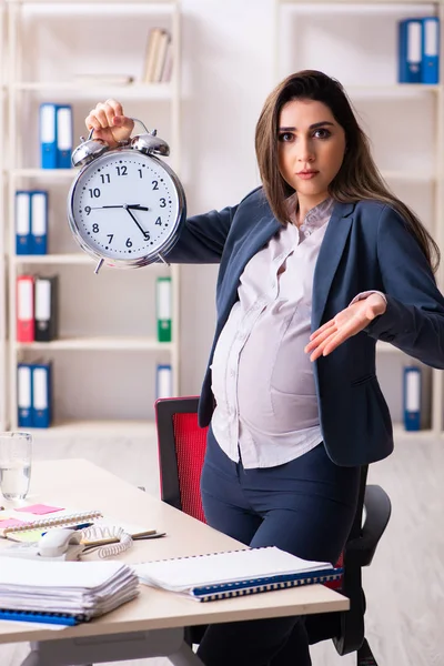 Junge schwangere Frau arbeitet im Büro — Stockfoto