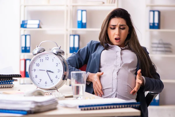 Jonge zwangere vrouw werkt in het kantoor — Stockfoto