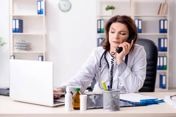 Klinikte çalışan yaşlı bir kadın doktor. — Stok fotoğraf