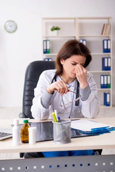 Aged female doctor working in the clinic — Stock Photo, Image