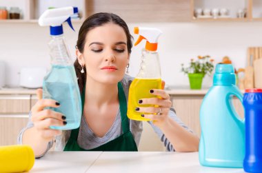 Ev işi yapan genç bir kadın müteahhit. 