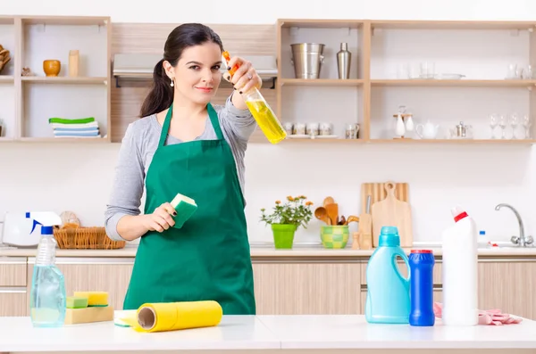 Joven contratista haciendo tareas domésticas —  Fotos de Stock