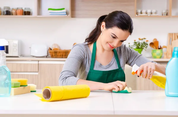 Jonge vrouwelijke aannemer doet huishoudelijk werk — Stockfoto