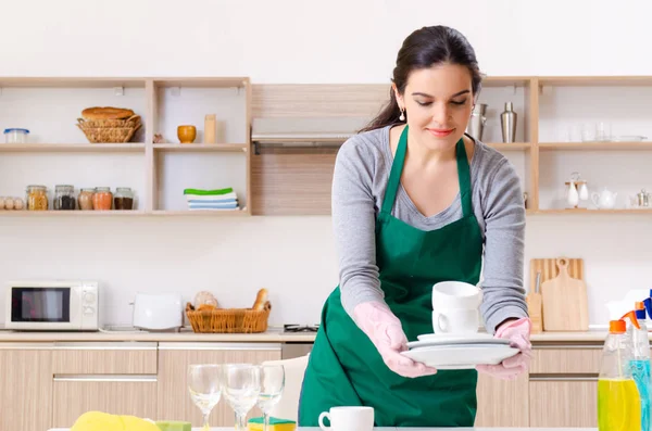 Jonge vrouwelijke aannemer doet huishoudelijk werk — Stockfoto