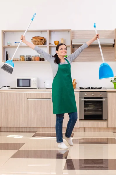 Kontraktor perempuan muda melakukan pekerjaan rumah tangga — Stok Foto