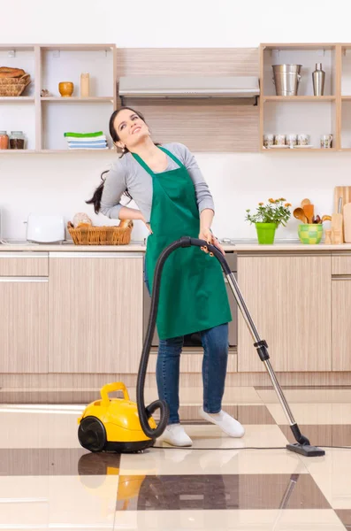Kontraktor perempuan muda melakukan pekerjaan rumah tangga — Stok Foto