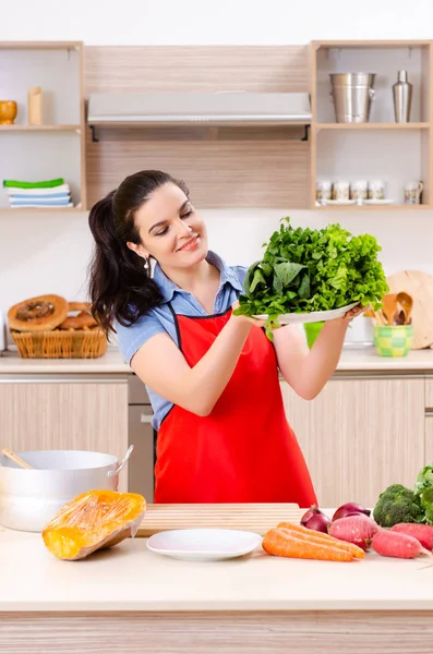 Fiatal nő zöldségekkel a konyhában — Stock Fotó