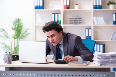 Ofiste çalışan genç bir erkek.