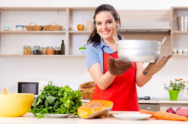 Mladá žena se zeleninou v kuchyni — Stock fotografie