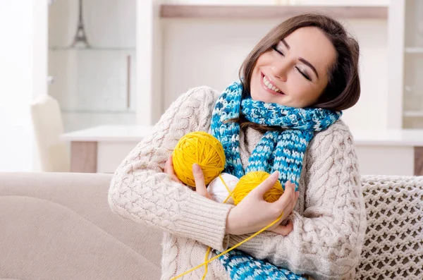 Young beautiful woman knitting at home — Stock Photo, Image