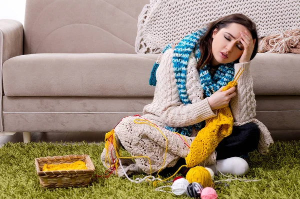 Jeune belle femme tricot à la maison — Photo