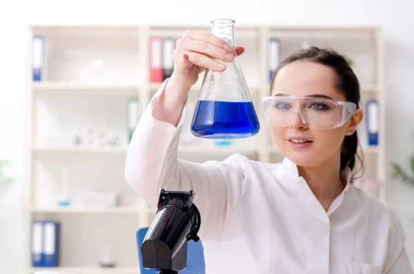 Giovane chimica femminile che lavora in laboratorio — Foto Stock