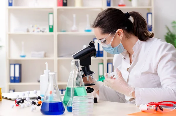 Jovem química do sexo feminino trabalhando no laboratório — Fotografia de Stock