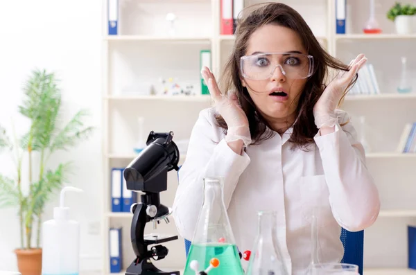 Funny química femenina que trabaja en el laboratorio — Foto de Stock