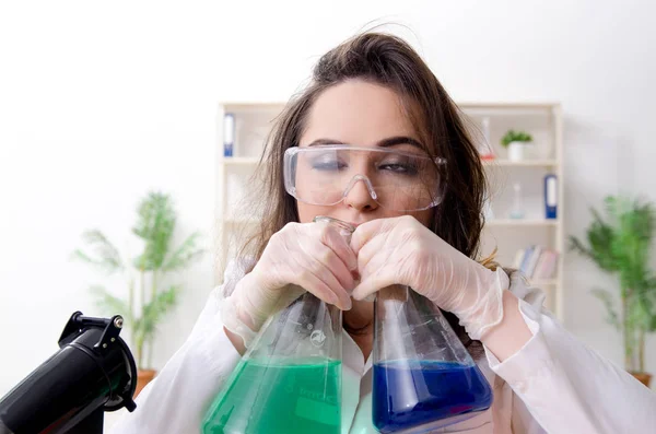 Grappige vrouwelijke chemicus die in het lab werkt — Stockfoto