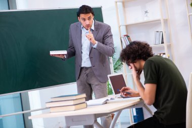 Genç öğretmen ve öğrenci sınıfta. 