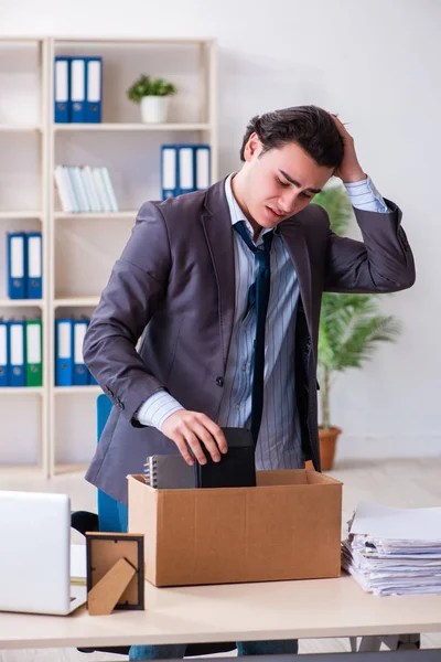 Jovem empregado masculino sendo demitido de seu trabalho — Fotografia de Stock