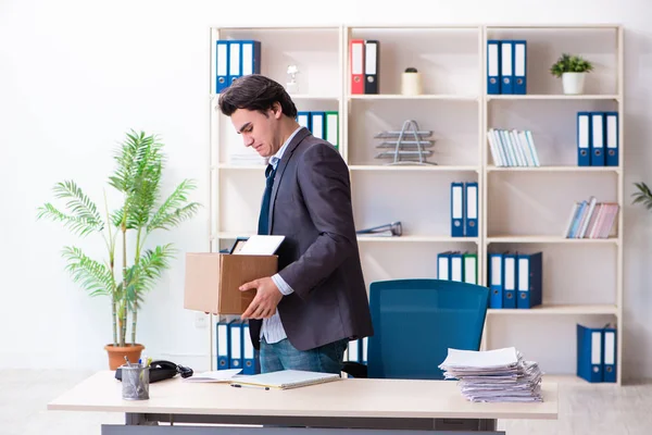 Joven empleado siendo despedido de su trabajo —  Fotos de Stock