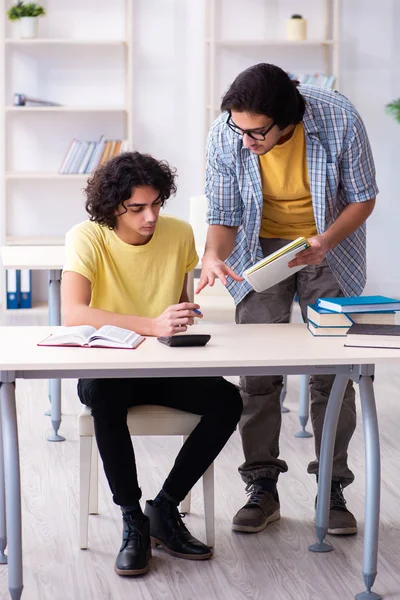 Dos estudiantes varones en el aula — Foto de Stock