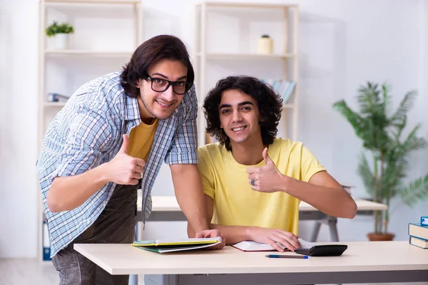 Dois estudantes do sexo masculino em sala de aula — Fotografia de Stock