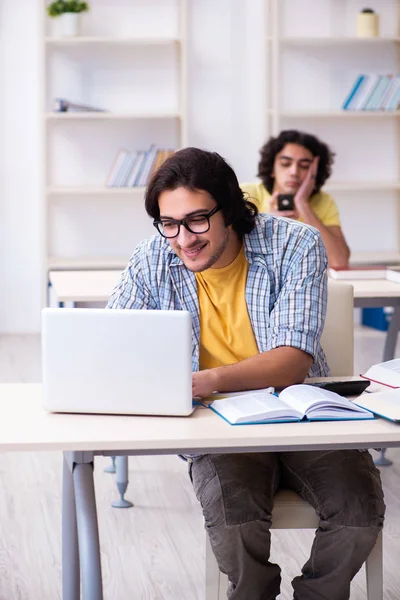 Dos estudiantes varones en el aula — Foto de Stock